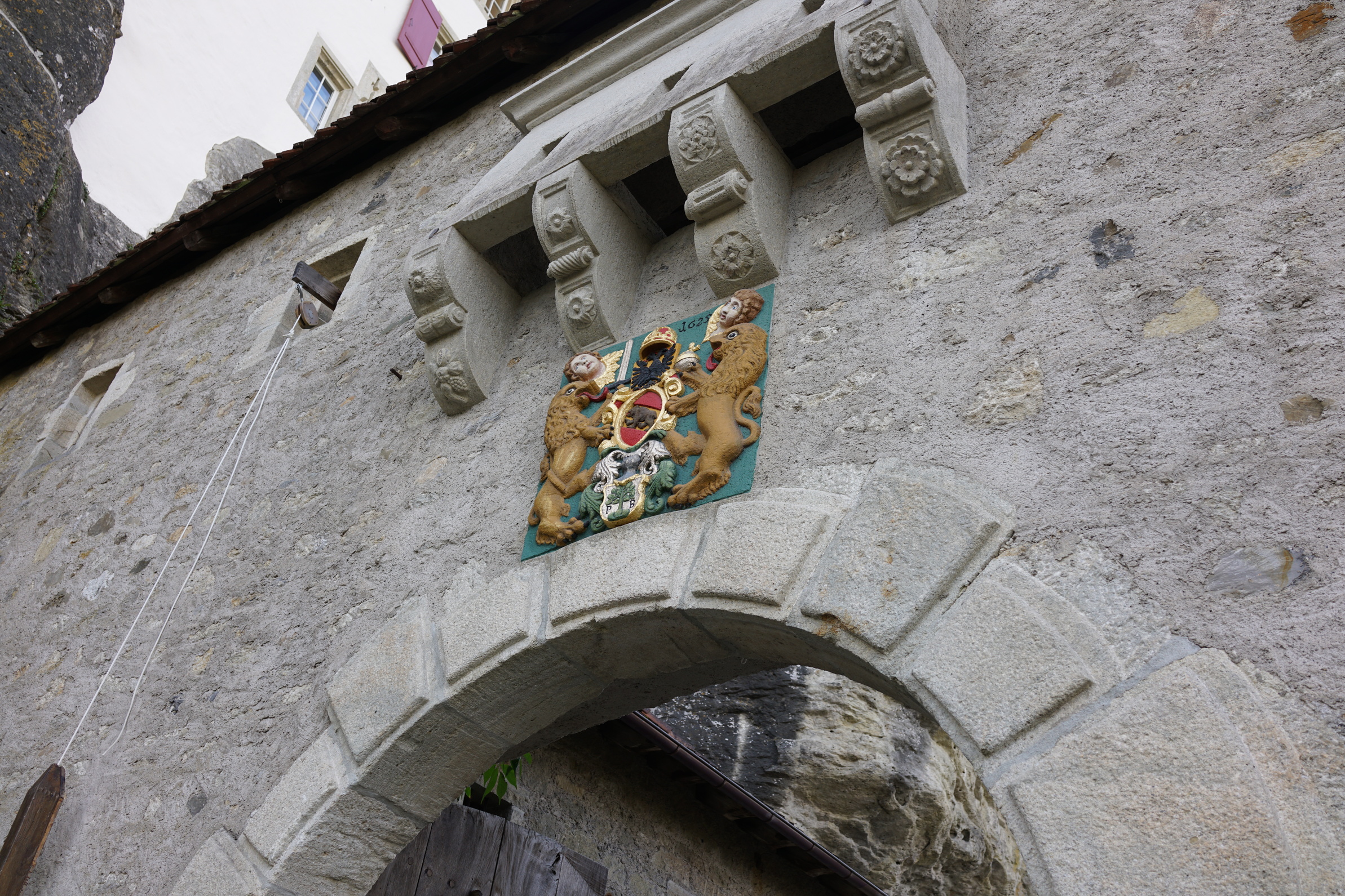 Eingang des Schlosses Lenzburgs / レンツブルク城入口